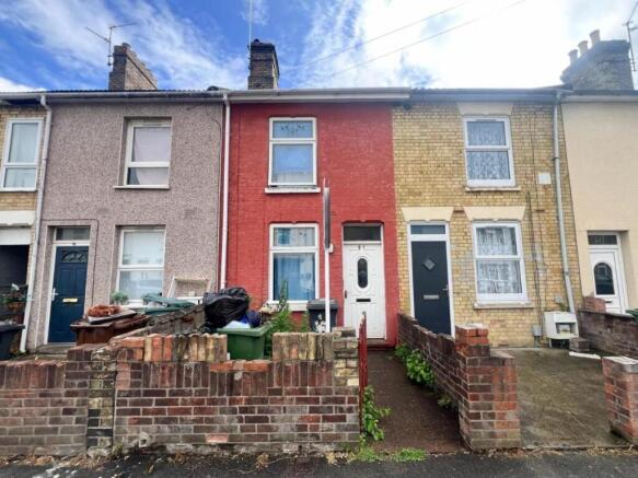2 bed property, in Gladstone Street, £180,000
