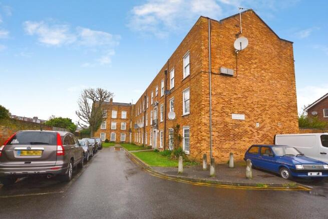 2 bed property, in Baker Street, £300,000