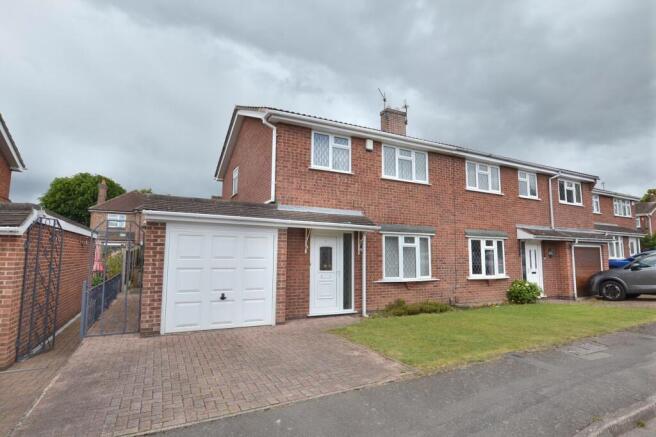 3 bed property, in Neville Close, £200,000
