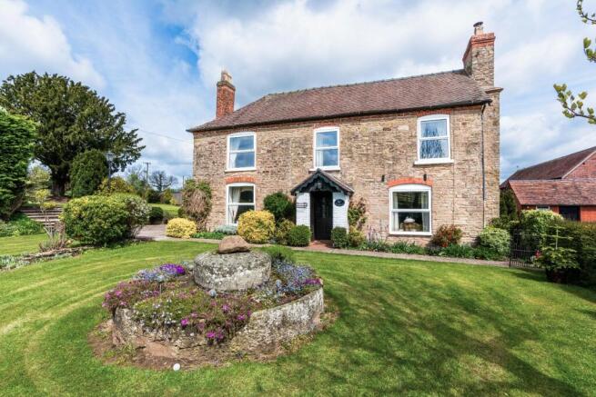 5 bed property, in Acton Beauchamp, £650,000