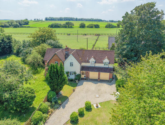 4 bed property, in Main Street, £500,000