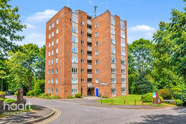 2 bed property, in Sandling Lane, £110,000