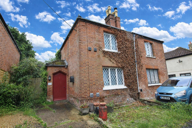2 bed property, in Romill Close, £225,000