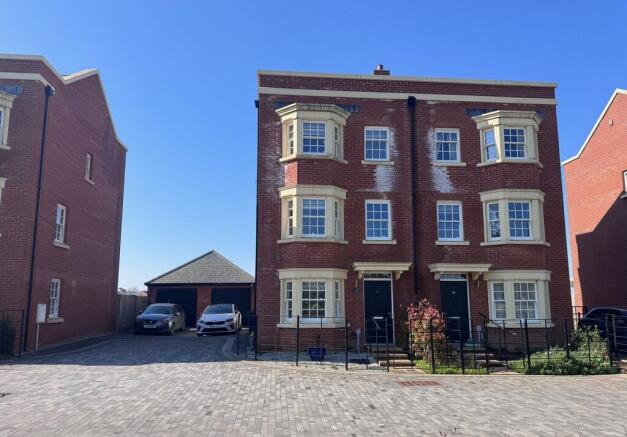 3 bed property, in Pandora Grove, £350,000