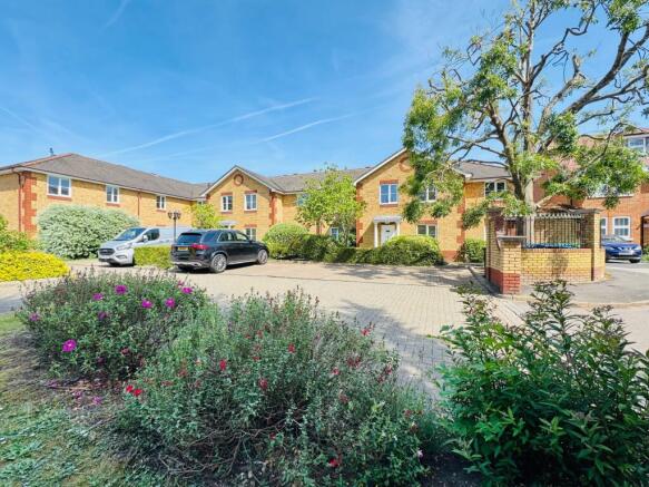 2 bed property, in Waterside Close, £385,000