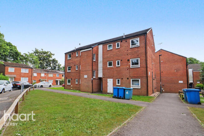 2 bed property, in Cloudwood Close, £100,000