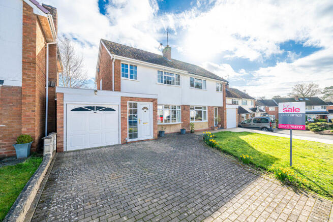 3 bed property, in Oakleys, £335,000