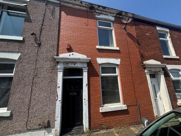 2 bed property, in Mill Hill Street, £80,000