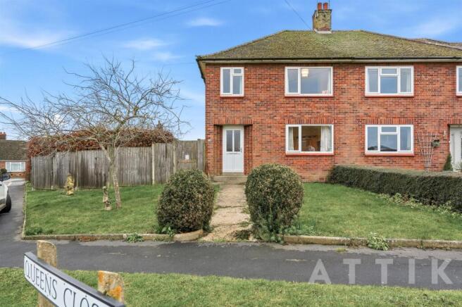 3 bed property, in Queens Drive, £300,000