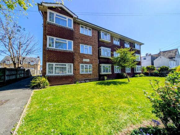 1 bed property, in Byron Road, £180,000