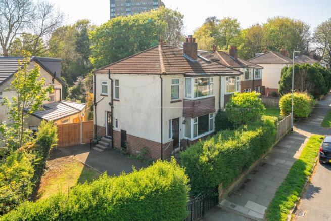 3 bed property, in Henconner Avenue, £290,000