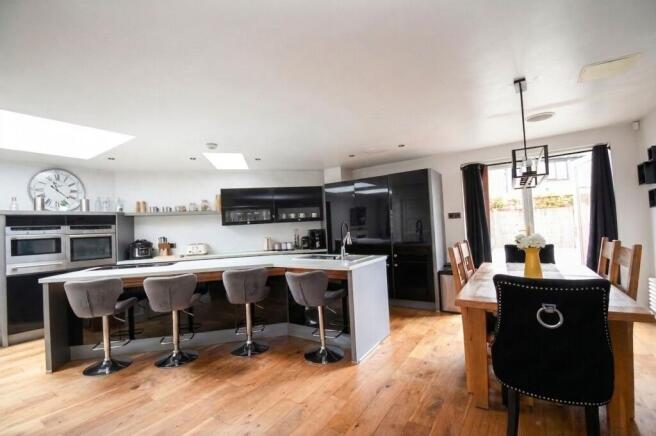 4 bed property, in Gee Lane, £325,000