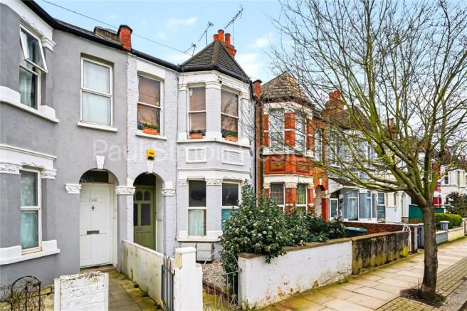 1 bed property, in Chesterfield Gardens, £425,000