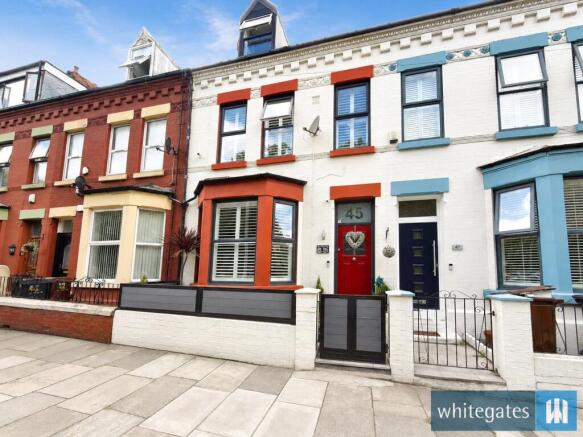 4 bed property, in Worcester Road, £270,000