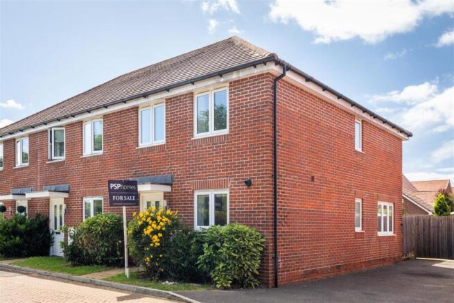 2 bed property, in Pierce Place, £400,000