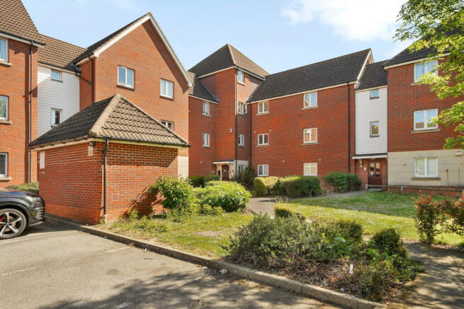2 bed property, in Hevingham Drive, £240,000