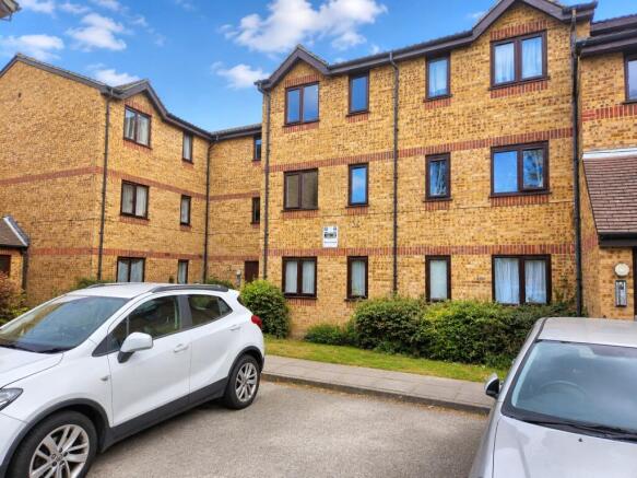 1 bed property, in Overton Drive, £195,000