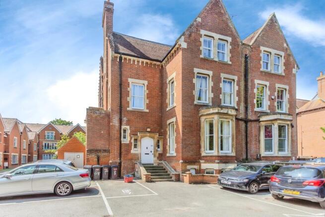 2 bed property, in New Dover Road, £170,000