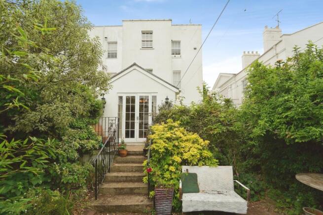 2 bed property, in Pittville Lawn, £450,000