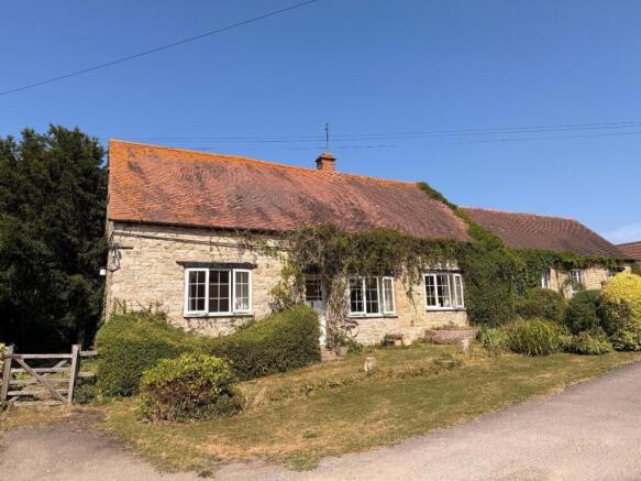 8 bed property, in Little Witcombe, £695,000