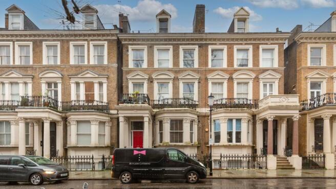 1 bed property, in Holland Park Gardens, £585,000