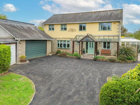 4 bed property, in Daccabridge Road, £700,000
