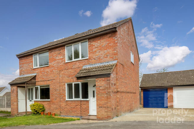 2 bed property, in Redwing Gardens, £260,000