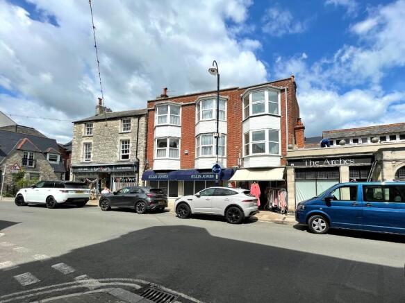 1 bed property, in High Street, £279,500