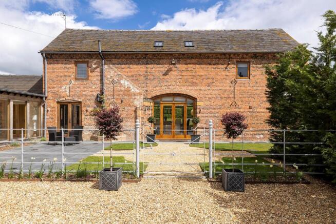 6 bed property, in Burmington, £1,375,000