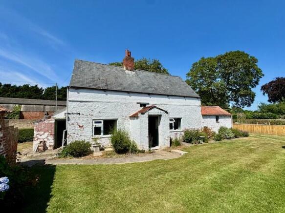 3 bed property, in White Cottage Duckthorpe Lane Marshchapel Grimsby DN36 5TL, £110,000