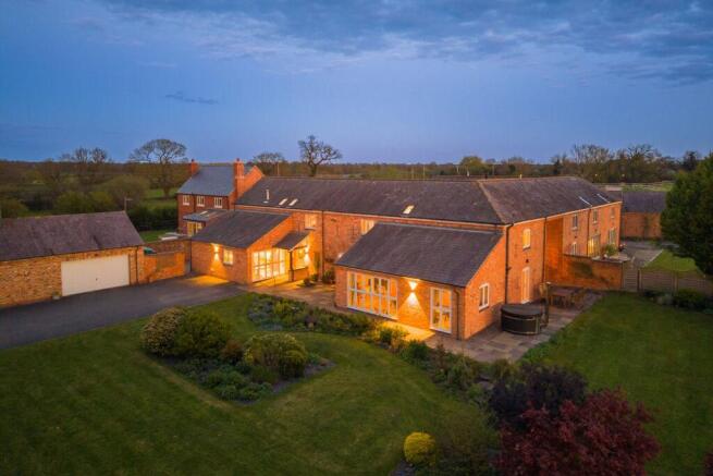 5 bed property, in Hayloft, £975,000