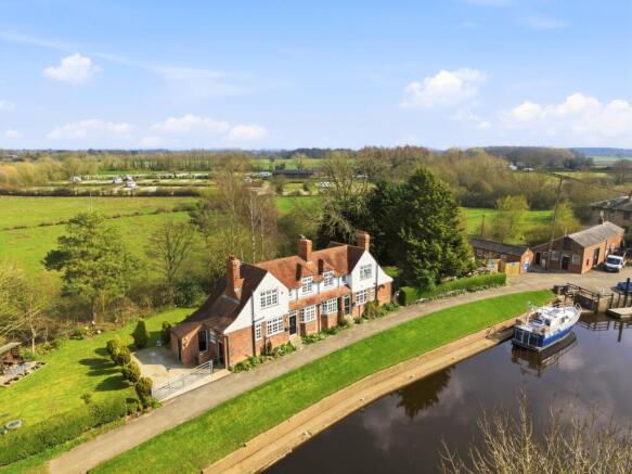 2 bed property, in Naburn, £250,000