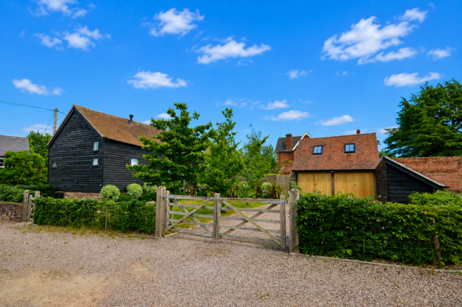4 bed property, in Stocks Barn, £600,000