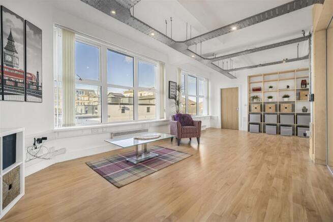 1 bed property, in Mount Stuart Square, £140,000