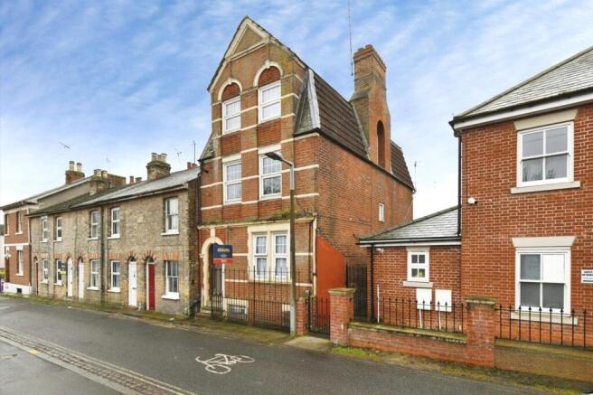 1 bed property, in Priory Street, £120,000