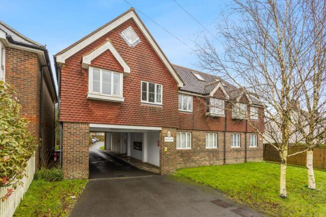 1 bed property, in Whitehill Road, £120,000