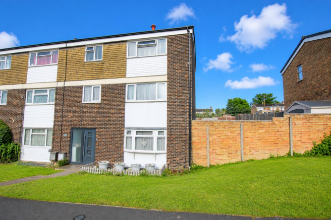 3 bed property, in Radburn Close, £280,000