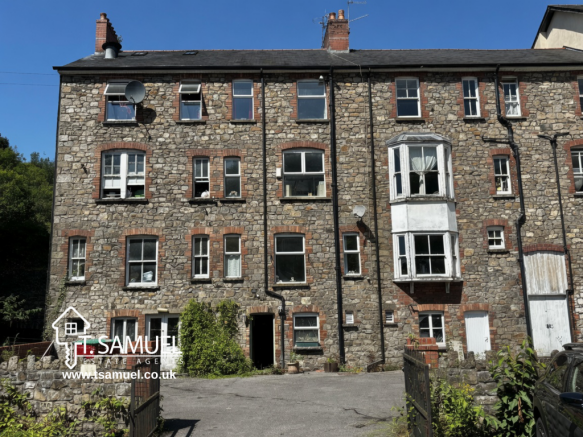 3 bed property, in Broad Street, £110,000
