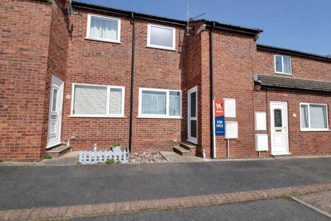 2 bed property, in Peards Down Close, £170,000