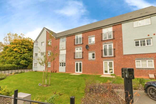 2 bed property, in Aldridge Square, £180,000