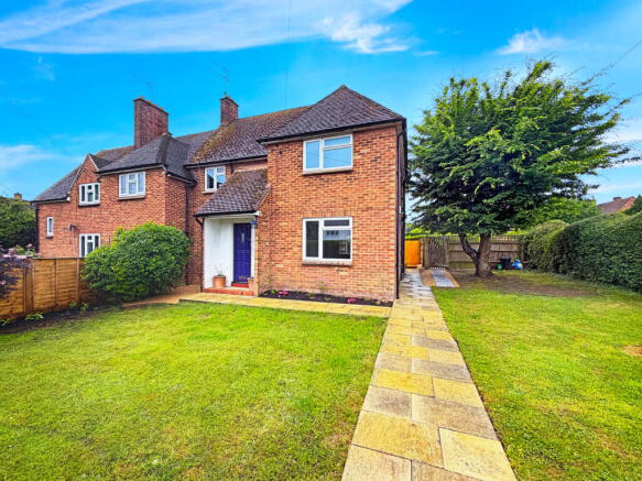 3 bed property, in Brays Meadow, £575,000