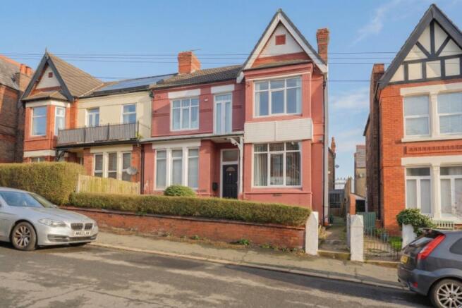 5 bed property, in Radnor Drive, £400,000