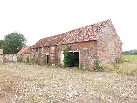 4 bed property, in Manor Farmyard, £150,000