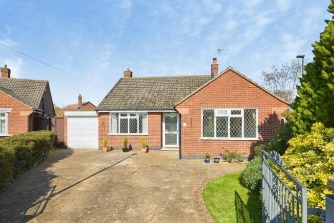 2 bed property, in Petersham Drive, £300,000