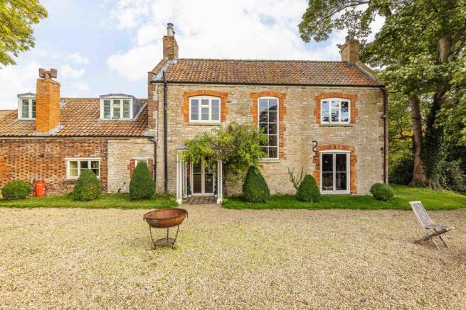 4 bed property, in Church Farmhouse, £1,150,000