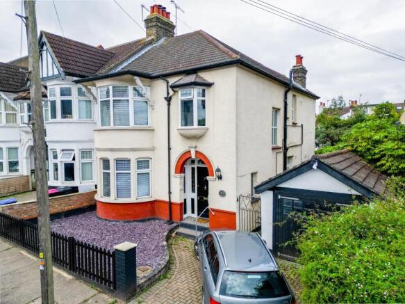 4 bed property, in Oakleigh Park Drive, £650,000