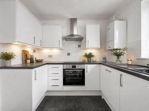 1 bed property, in Knavesacre Court, £260,000