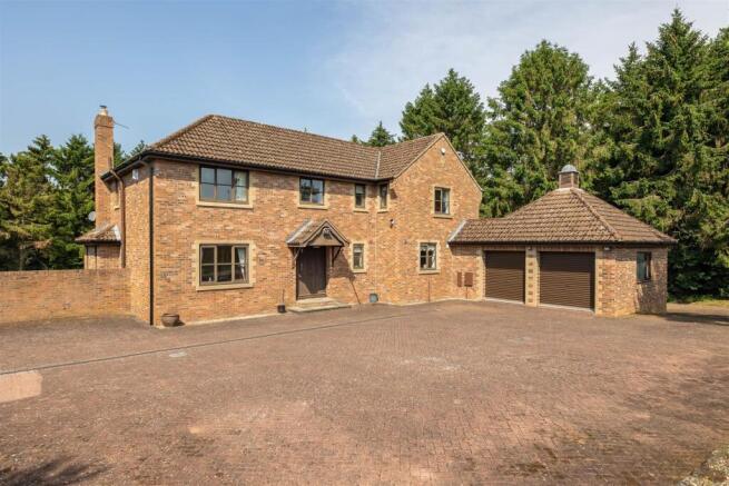 5 bed property, in Pinewood Park, £695,000