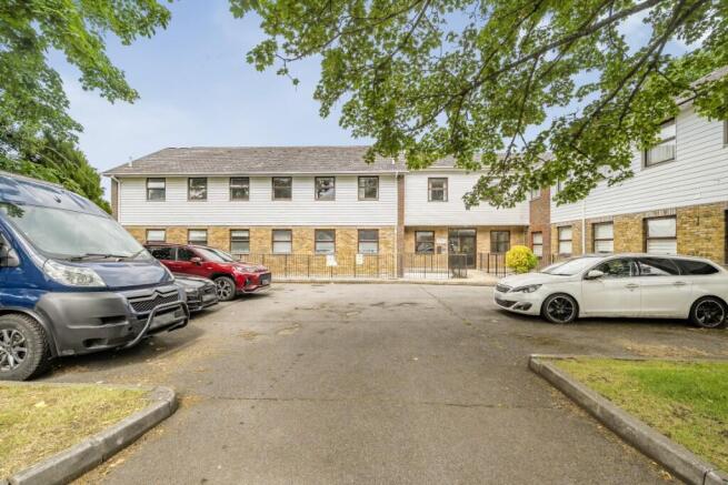 2 bed property, in Gladstone Road, £210,000
