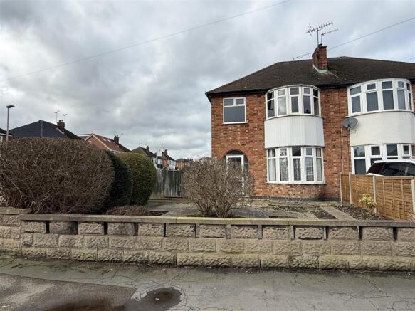 3 bed property, in Hylion Road, £270,000